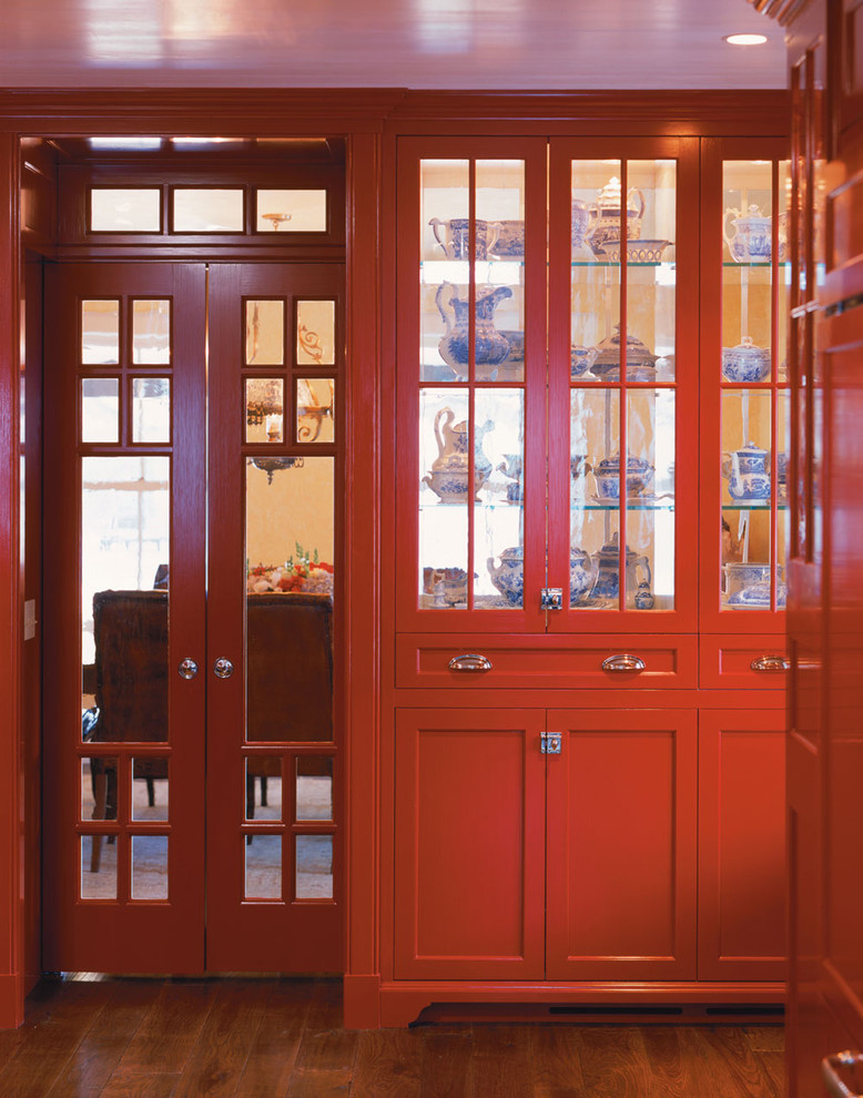 Große Klassische Wohnküche mit Landhausspüle, Schrankfronten mit vertiefter Füllung, roten Schränken, Arbeitsplatte aus Fliesen, Küchenrückwand in Blau, Rückwand aus Keramikfliesen, Küchengeräten aus Edelstahl, dunklem Holzboden und Kücheninsel in Boston