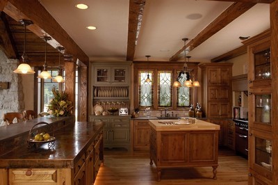 Inredning av ett klassiskt mycket stort kök, med en rustik diskho, luckor med upphöjd panel, skåp i mellenmörkt trä, bänkskiva i akrylsten, integrerade vitvaror, ljust trägolv och flera köksöar