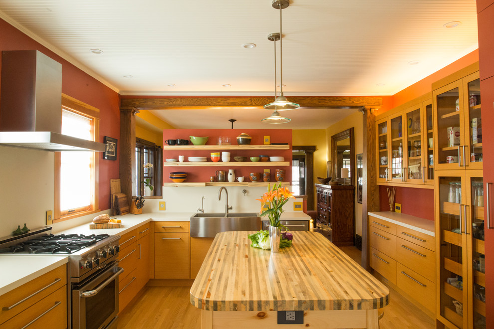 Foto de cocina nórdica pequeña con fregadero sobremueble, armarios con paneles lisos, puertas de armario de madera clara, salpicadero blanco, una isla y encimeras blancas