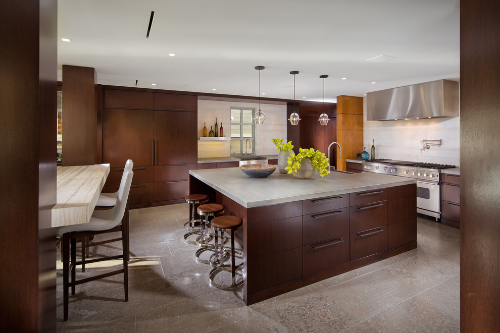 Immagine di una grande cucina design con lavello stile country, ante lisce, ante in legno bruno, paraspruzzi bianco e elettrodomestici in acciaio inossidabile