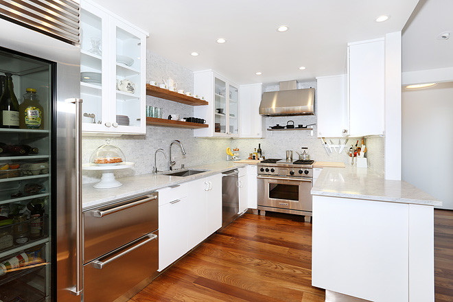 Rustikale Küche mit Marmor-Arbeitsplatte und braunem Holzboden in Orange County