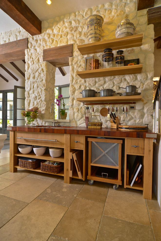 Стильный дизайн: кухня в средиземноморском стиле с светлыми деревянными фасадами и деревянной столешницей - последний тренд