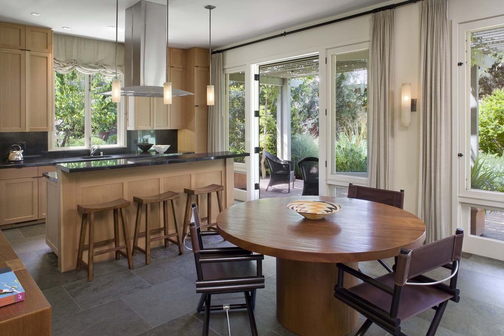 Moderne Wohnküche mit Schrankfronten im Shaker-Stil, hellen Holzschränken, Küchenrückwand in Schwarz, Rückwand aus Stein und Schieferboden in San Francisco