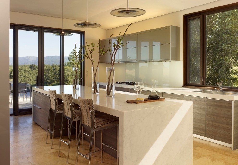 サンフランシスコにあるコンテンポラリースタイルのおしゃれなII型キッチン (シングルシンク、フラットパネル扉のキャビネット、グレーのキャビネット、白いキッチンパネル、ガラス板のキッチンパネル、窓) の写真