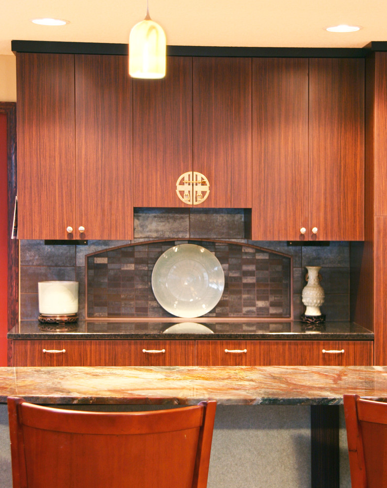 Foto på ett stort orientaliskt kök, med släta luckor, skåp i mörkt trä, granitbänkskiva, stänkskydd med metallisk yta, rostfria vitvaror, ljust trägolv, en köksö, en undermonterad diskho och stänkskydd i porslinskakel