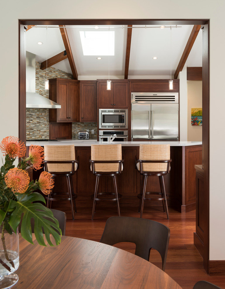 Exempel på ett mycket stort modernt kök, med en undermonterad diskho, skåp i shakerstil, skåp i mörkt trä, bänkskiva i kvartsit, brunt stänkskydd, stänkskydd i stickkakel, rostfria vitvaror, mellanmörkt trägolv, en köksö och brunt golv