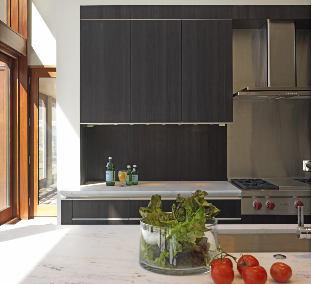 Пример оригинального дизайна: параллельная кухня в современном стиле с плоскими фасадами, темными деревянными фасадами, фартуком цвета металлик, фартуком из металлической плитки и техникой из нержавеющей стали