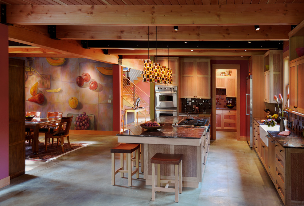 На фото: кухня в современном стиле с с полувстраиваемой мойкой (с передним бортиком), светлыми деревянными фасадами и техникой из нержавеющей стали