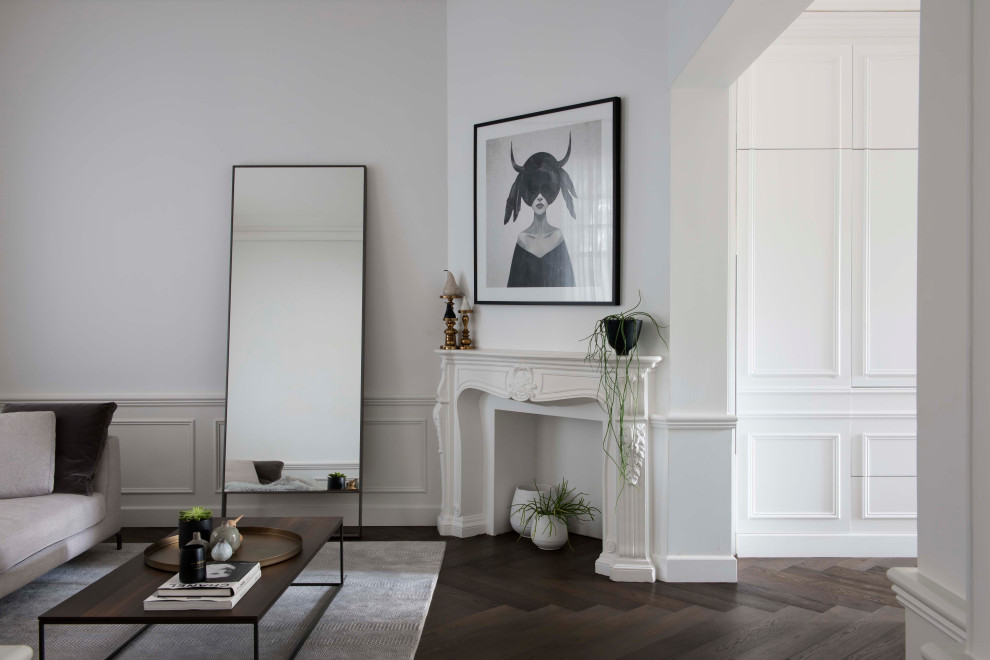 Klassisk inredning av ett avskilt, litet vit vitt parallellkök, med en undermonterad diskho, luckor med upphöjd panel, vita skåp, marmorbänkskiva, mörkt trägolv och en köksö