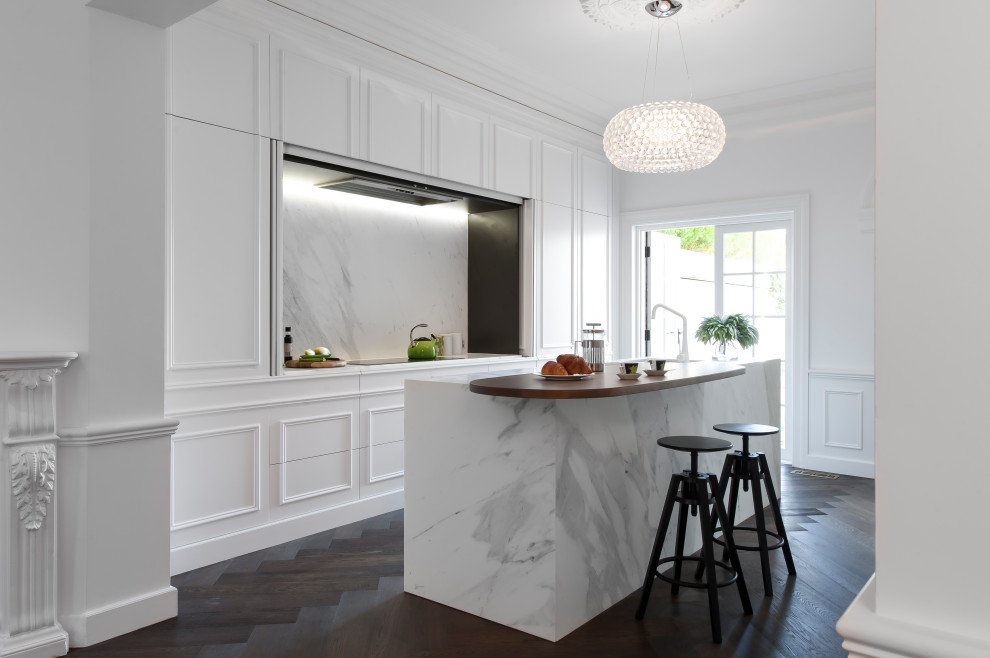 Immagine di una piccola cucina chic chiusa con lavello sottopiano, ante con bugna sagomata, ante bianche, top in marmo, parquet scuro e top bianco