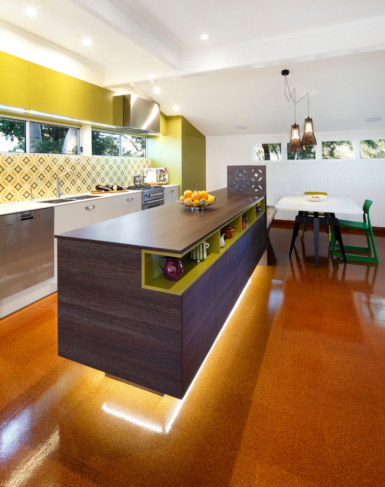 Стильный дизайн: параллельная кухня в современном стиле с обеденным столом, плоскими фасадами, деревянной столешницей, зеленым фартуком, белыми фасадами и оранжевым полом - последний тренд