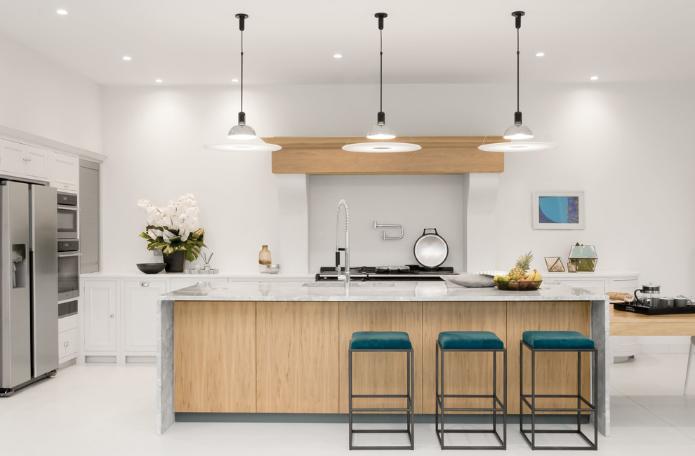 Cette image montre une cuisine ouverte avec un évier 2 bacs, plan de travail en marbre, un électroménager de couleur, un sol en carrelage de porcelaine et îlot.