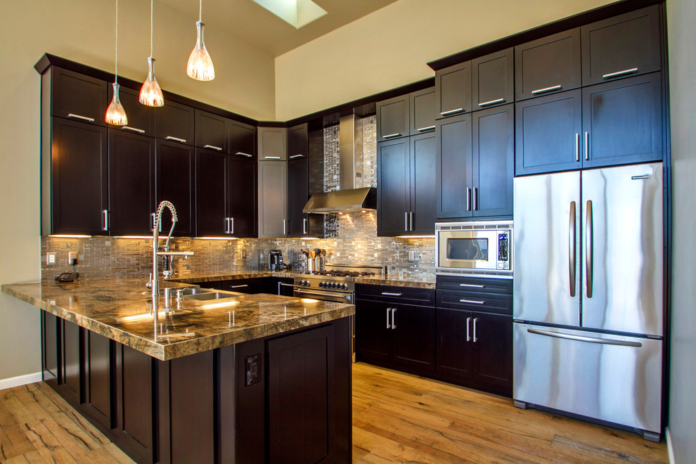 Moderne Wohnküche in U-Form mit Doppelwaschbecken, dunklen Holzschränken, Granit-Arbeitsplatte, Küchenrückwand in Metallic, Rückwand aus Metallfliesen und Küchengeräten aus Edelstahl in San Diego