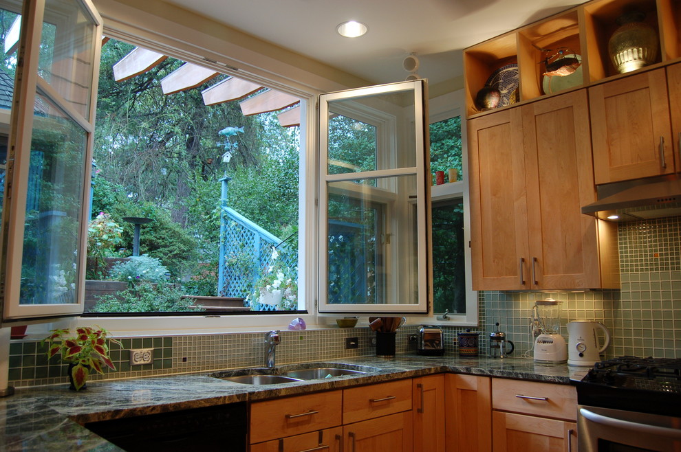 Idéer för mellanstora funkis grönt kök, med en undermonterad diskho, skåp i shakerstil, skåp i ljust trä, granitbänkskiva, grönt stänkskydd, stänkskydd i glaskakel, rostfria vitvaror, korkgolv, en halv köksö och brunt golv