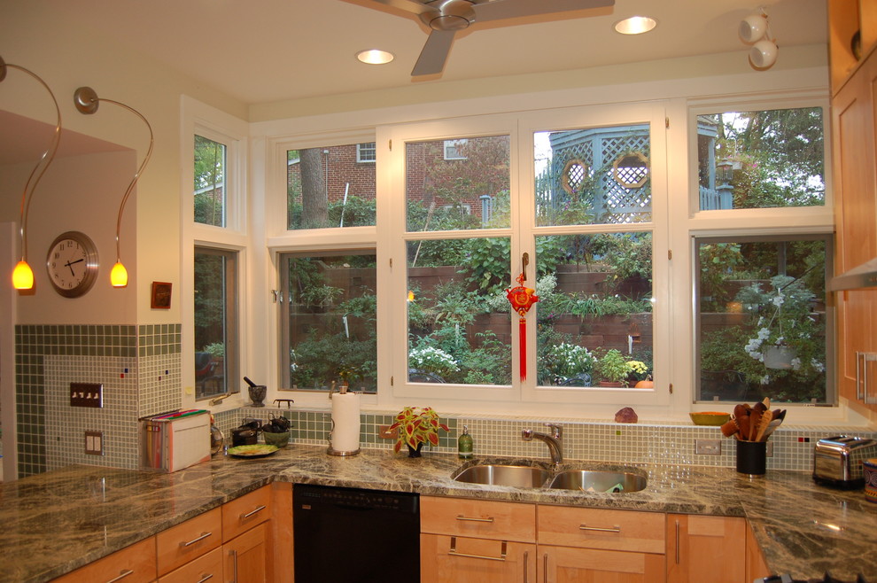 Idéer för att renovera ett mellanstort funkis grön grönt kök, med en undermonterad diskho, skåp i shakerstil, skåp i ljust trä, granitbänkskiva, grönt stänkskydd, rostfria vitvaror, korkgolv, en halv köksö, stänkskydd i glaskakel och brunt golv