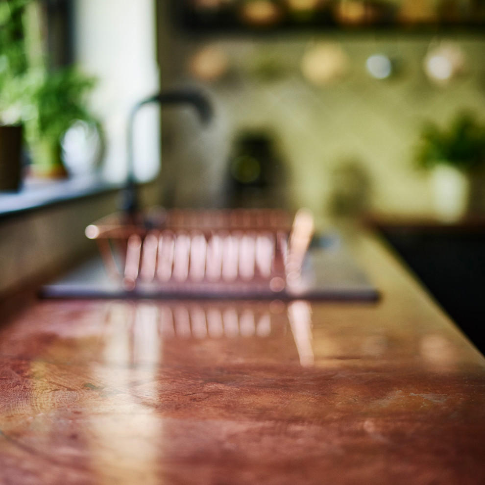 Пример оригинального дизайна: п-образная кухня среднего размера в стиле модернизм с обеденным столом, накладной мойкой, плоскими фасадами, черными фасадами, столешницей из меди, белым фартуком, фартуком из плитки кабанчик, черной техникой, полом из керамической плитки, полуостровом и разноцветным полом