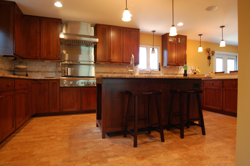 Inredning av ett modernt avskilt, mellanstort l-kök, med en undermonterad diskho, skåp i shakerstil, skåp i mellenmörkt trä, granitbänkskiva, beige stänkskydd, stänkskydd i keramik, rostfria vitvaror, mellanmörkt trägolv och en köksö