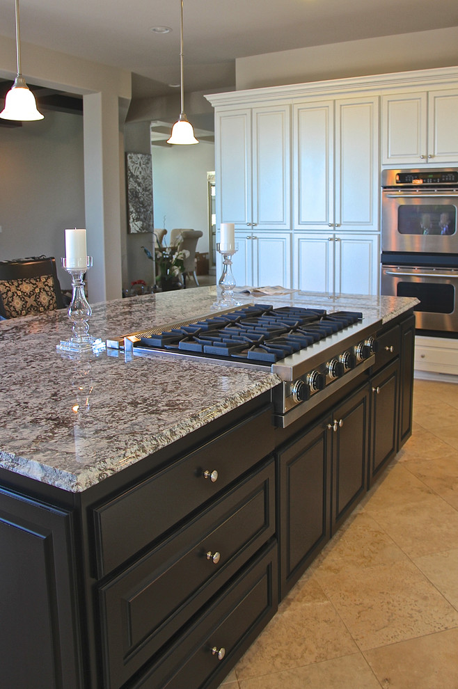 Would you dare paint your trim black? Minimalistisch Küche