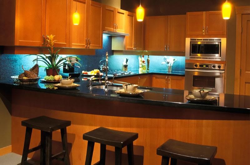 トロントにあるトラディショナルスタイルのおしゃれなキッチン (ドロップインシンク、フラットパネル扉のキャビネット、中間色木目調キャビネット、御影石カウンター、青いキッチンパネル、セラミックタイルのキッチンパネル、シルバーの調理設備、アイランドなし) の写真