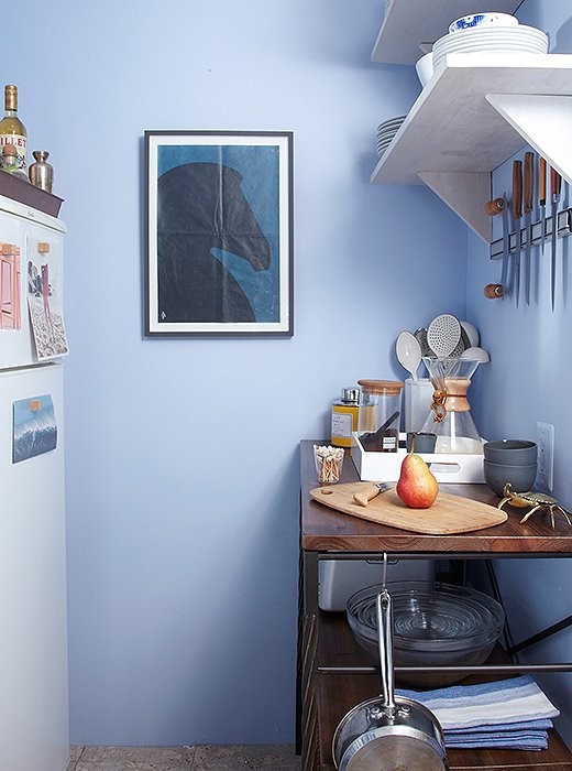 Inspiration för avskilda, små amerikanska linjära kök, med en nedsänkt diskho, skåp i shakerstil, blå skåp, laminatbänkskiva, stänkskydd med metallisk yta, spegel som stänkskydd, vita vitvaror och korkgolv