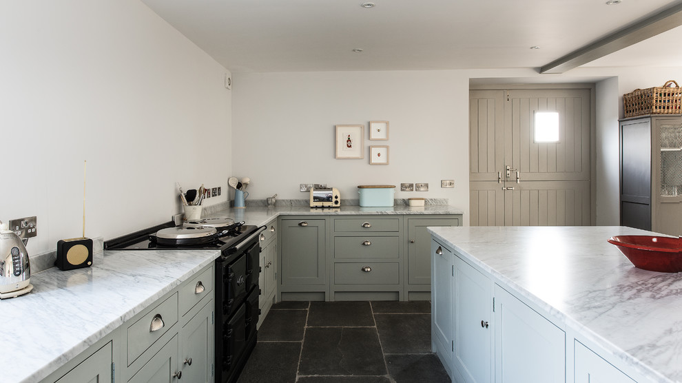 Mittelgroße Landhausstil Küche mit Landhausspüle, Schrankfronten im Shaker-Stil, hellen Holzschränken, Marmor-Arbeitsplatte, Schieferboden und Kücheninsel in Gloucestershire