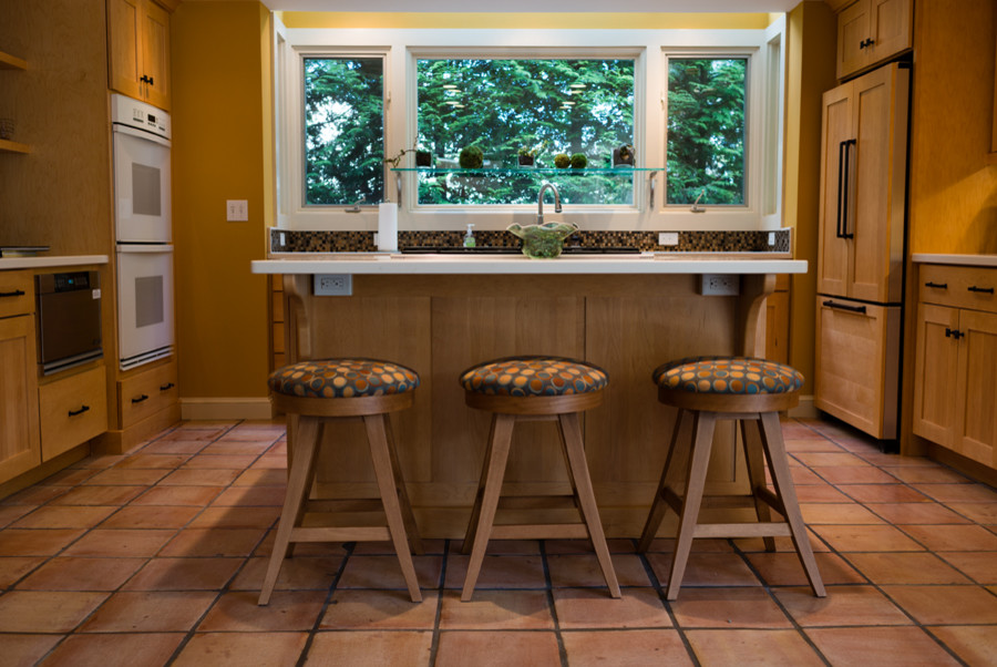 Inspiration för ett mellanstort eklektiskt u-kök, med en undermonterad diskho, luckor med infälld panel, skåp i ljust trä, bänkskiva i koppar, flerfärgad stänkskydd, stänkskydd i glaskakel, rostfria vitvaror, klinkergolv i terrakotta och en köksö