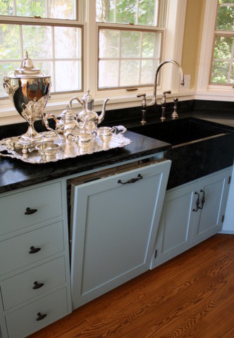 Inredning av ett lantligt mellanstort kök, med en rustik diskho, skåp i shakerstil, blå skåp, granitbänkskiva, gult stänkskydd, svarta vitvaror, mörkt trägolv och en köksö