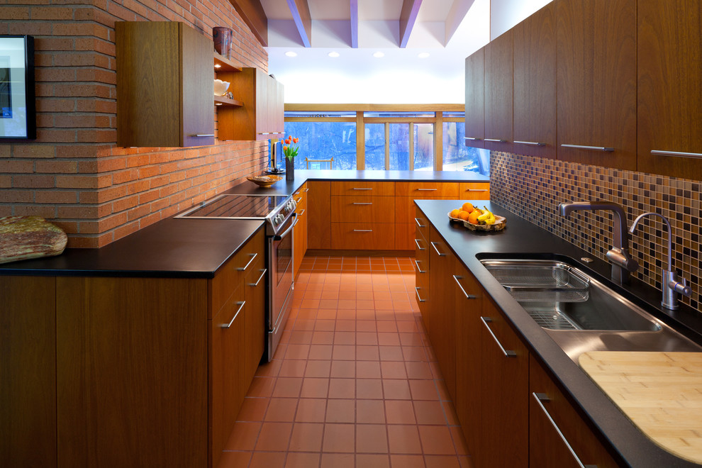 Aménagement d'une cuisine contemporaine en bois brun fermée avec une crédence en mosaïque, un évier encastré, un placard à porte plane, une crédence multicolore et un électroménager en acier inoxydable.