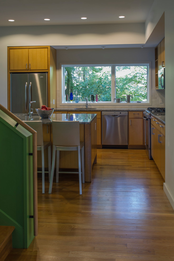 Пример оригинального дизайна: угловая кухня-гостиная среднего размера в современном стиле с врезной мойкой, фасадами цвета дерева среднего тона, техникой из нержавеющей стали, паркетным полом среднего тона и островом