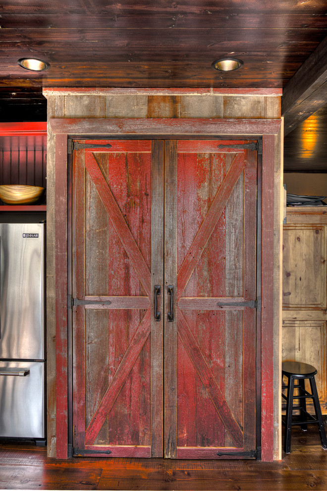 Exempel på ett mellanstort rustikt kök, med en rustik diskho, röda skåp, träbänkskiva, rostfria vitvaror, en köksö, skåp i shakerstil, brunt stänkskydd, stänkskydd i trä, mellanmörkt trägolv och brunt golv