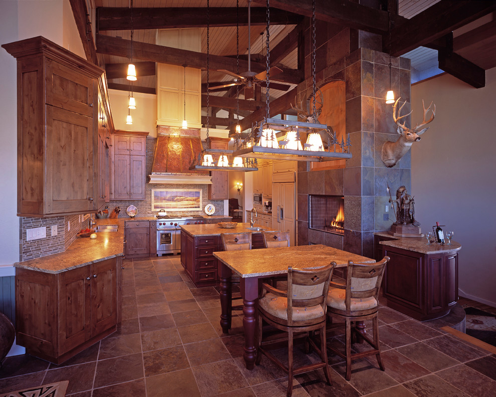 Geräumige Klassische Wohnküche in U-Form mit hellbraunen Holzschränken, Kücheninsel, Kassettenfronten, Küchenrückwand in Beige und Küchengeräten aus Edelstahl in Denver