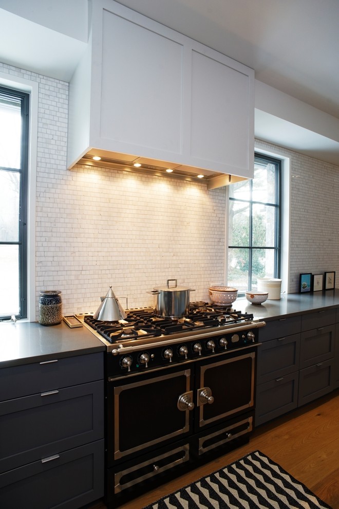 Mid-sized trendy l-shaped light wood floor and beige floor eat-in kitchen photo in Philadelphia with a drop-in sink, beaded inset cabinets, blue cabinets, quartzite countertops, white backsplash, subway tile backsplash, colored appliances, an island and black countertops
