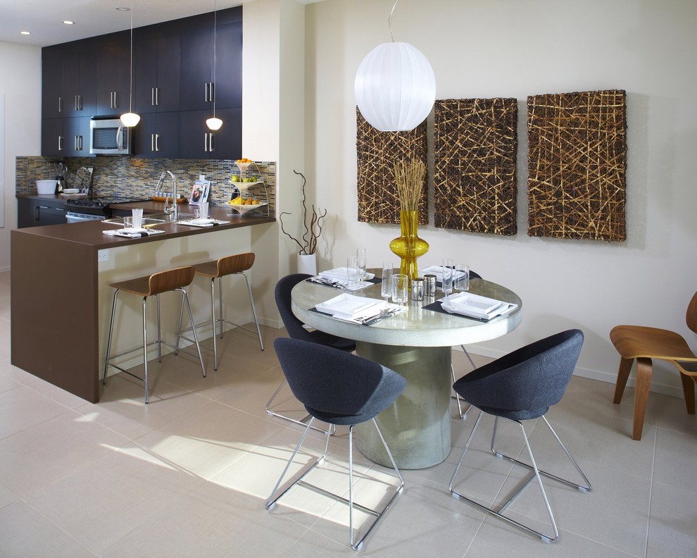 Ispirazione per una cucina abitabile moderna con ante lisce, ante nere e paraspruzzi con piastrelle a listelli