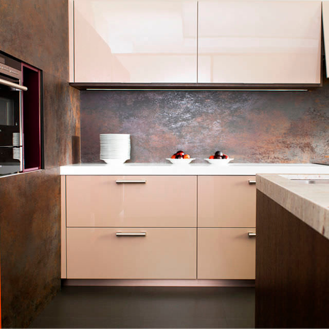 Bild på ett kök och matrum, med stänkskydd i porslinskakel och en köksö