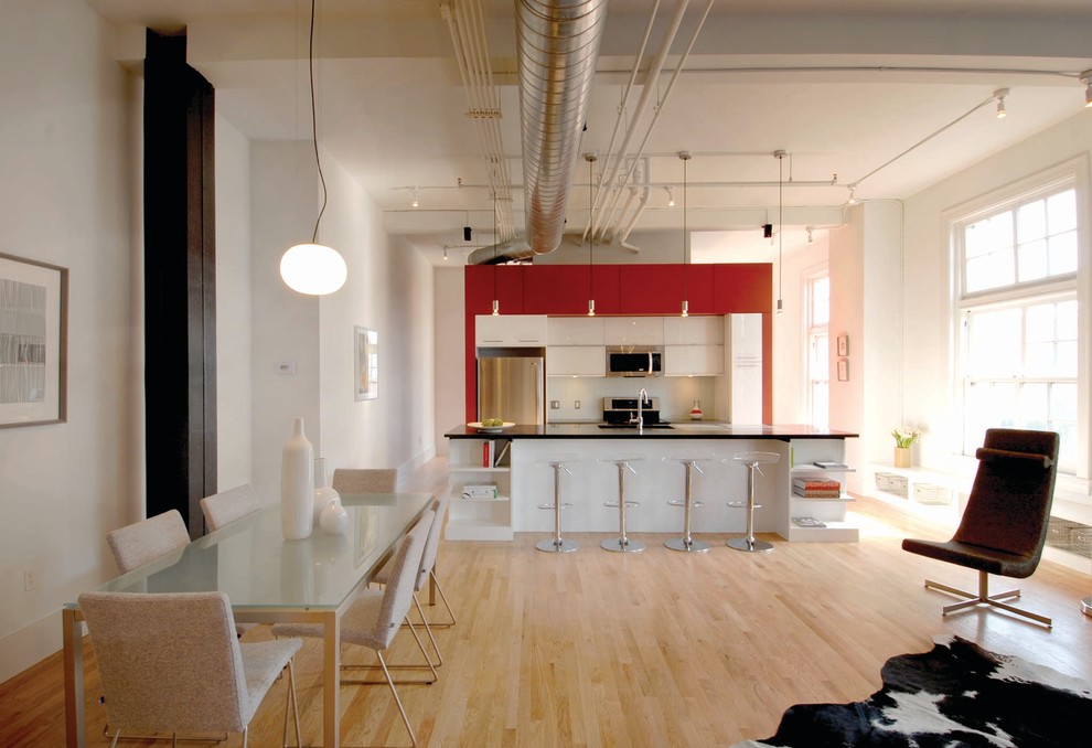 Пример оригинального дизайна: параллельная кухня-гостиная в стиле модернизм с плоскими фасадами, белыми фасадами, белым фартуком, техникой из нержавеющей стали и окном