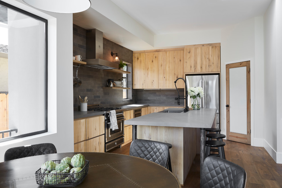 Foto på ett funkis grå kök, med en rustik diskho, släta luckor, skåp i mellenmörkt trä, grått stänkskydd, stänkskydd i tunnelbanekakel, rostfria vitvaror, mellanmörkt trägolv, en köksö och brunt golv