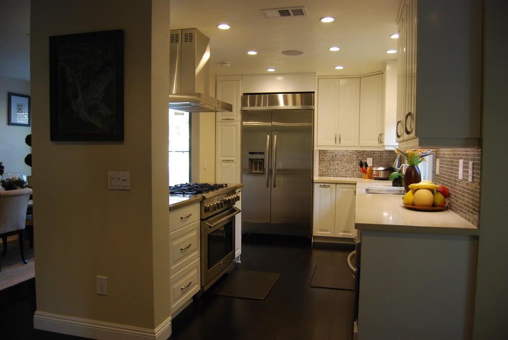 Esempio di una cucina contemporanea di medie dimensioni con lavello sottopiano, ante a persiana, ante bianche, top in granito, paraspruzzi blu, elettrodomestici in acciaio inossidabile e parquet scuro