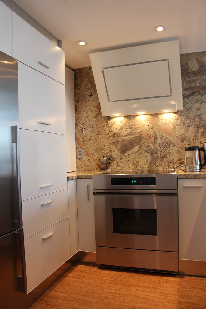 Bild på ett mellanstort funkis kök med öppen planlösning, med en undermonterad diskho, släta luckor, vita skåp, bänkskiva i koppar, stänkskydd i sten, rostfria vitvaror, korkgolv och en köksö