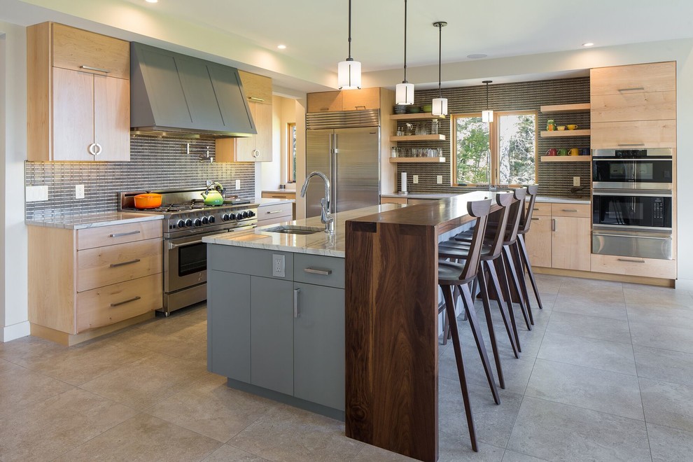 Immagine di una cucina design con ante lisce, ante in legno chiaro, top in marmo, paraspruzzi grigio, elettrodomestici in acciaio inossidabile e lavello sottopiano