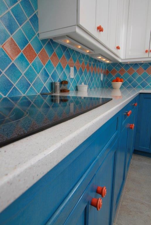 Mittelgroße Eklektische Küche mit blauen Schränken, Betonarbeitsplatte, Küchenrückwand in Blau, Rückwand aus Keramikfliesen und Keramikboden in Portland Maine