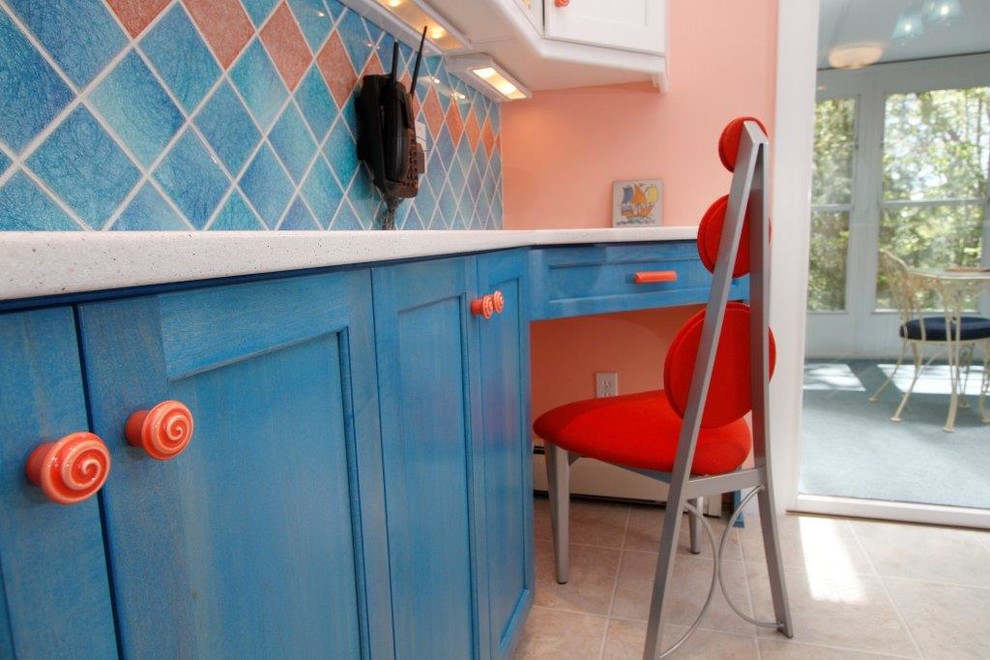 Esempio di una cucina bohémian di medie dimensioni con ante blu, paraspruzzi blu, paraspruzzi con piastrelle in ceramica e pavimento con piastrelle in ceramica