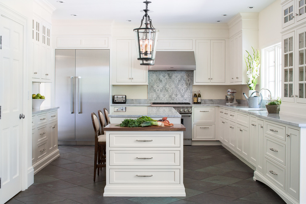 Klassische Küche in U-Form mit Unterbauwaschbecken, Schrankfronten im Shaker-Stil, weißen Schränken, Küchenrückwand in Grau, Rückwand aus Mosaikfliesen, Küchengeräten aus Edelstahl und Kücheninsel in Portland Maine