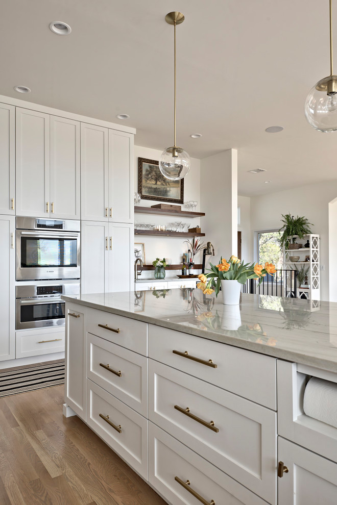 Immagine di una cucina country con ante in stile shaker, top in marmo, paraspruzzi bianco, paraspruzzi con piastrelle diamantate e pavimento in legno massello medio
