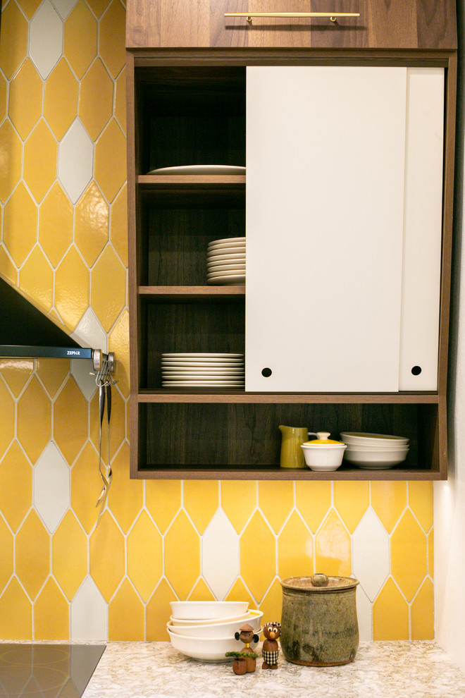 Bild på ett stort 60 tals beige beige kök, med en nedsänkt diskho, gult stänkskydd, stänkskydd i keramik, ljust trägolv, en köksö och beiget golv