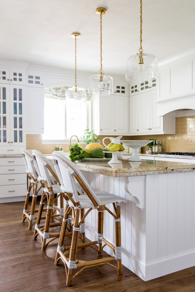 Amerikansk inredning av ett stort vit vitt kök, med en rustik diskho, luckor med upphöjd panel, turkosa skåp, bänkskiva i kvarts, rostfria vitvaror, mellanmörkt trägolv, en köksö och brunt golv