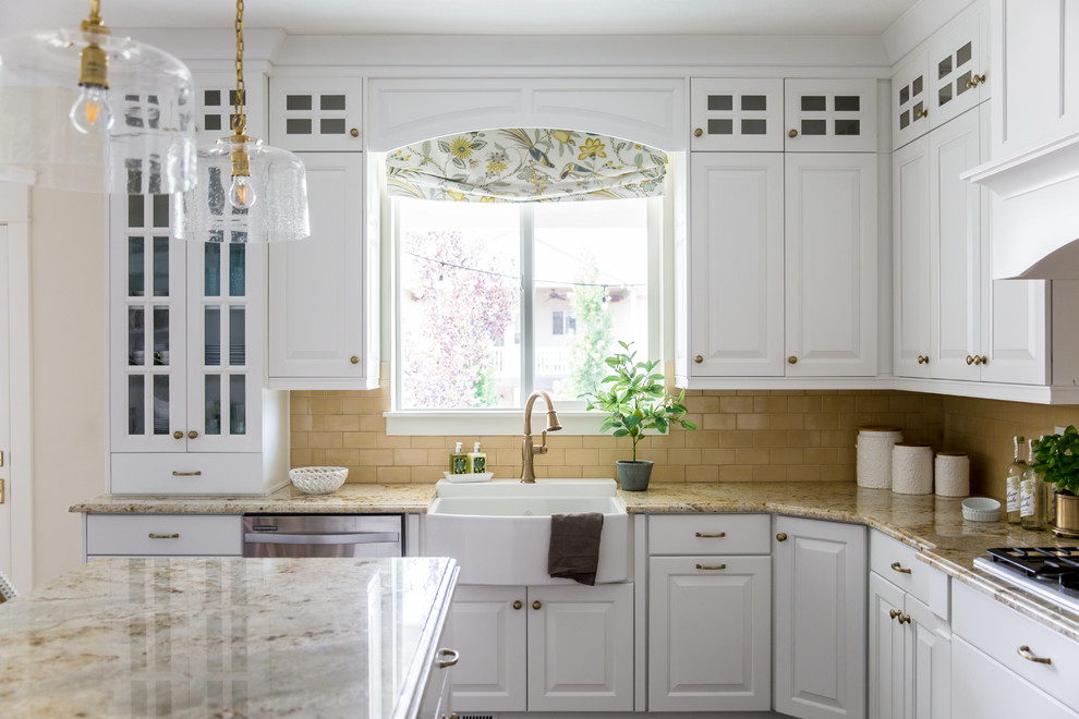 Bild på ett stort amerikanskt vit vitt kök, med en rustik diskho, luckor med upphöjd panel, turkosa skåp, bänkskiva i kvarts, rostfria vitvaror, mellanmörkt trägolv, en köksö och brunt golv
