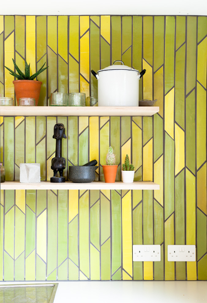 Foto de cocina contemporánea con armarios con paneles lisos, salpicadero amarillo y salpicadero de azulejos de cerámica