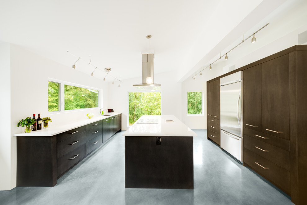 Moderne Küche mit Küchengeräten aus Edelstahl, Unterbauwaschbecken, flächenbündigen Schrankfronten und dunklen Holzschränken in Vancouver