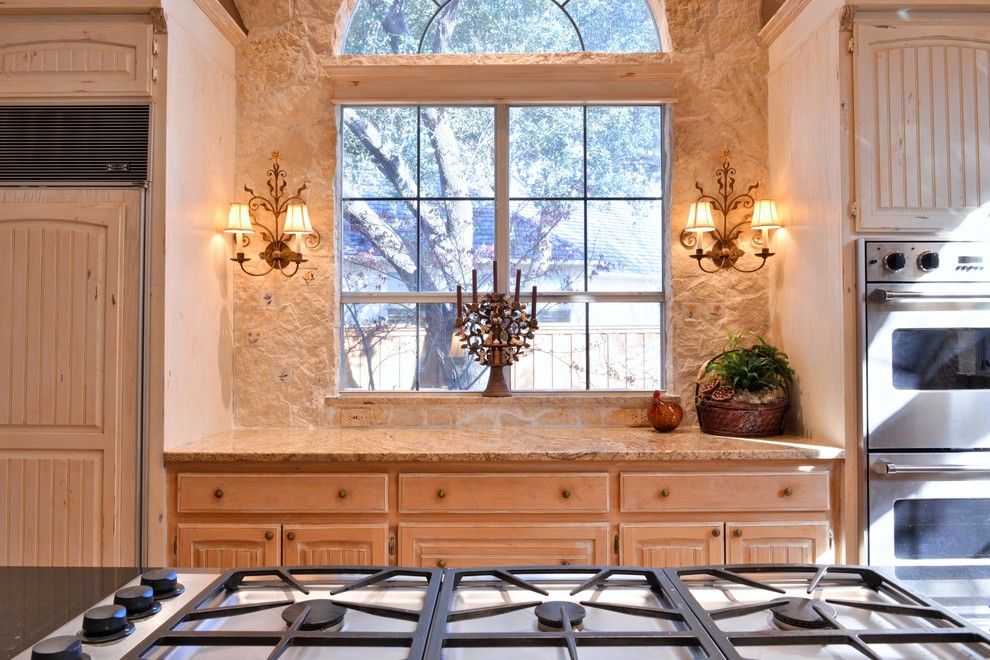 Idée de décoration pour une cuisine chalet avec un plan de travail en granite.