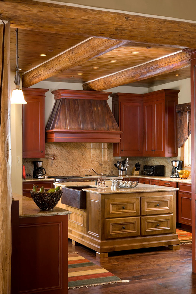 Idéer för ett stort klassiskt kök, med en rustik diskho, luckor med infälld panel, röda skåp, granitbänkskiva, beige stänkskydd, stänkskydd i sten, rostfria vitvaror, mellanmörkt trägolv och flera köksöar